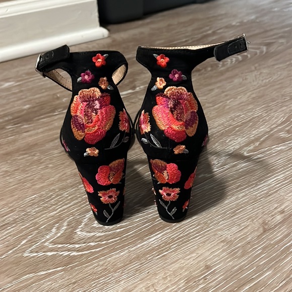 Black embroidered heels - Picture 2 of 2